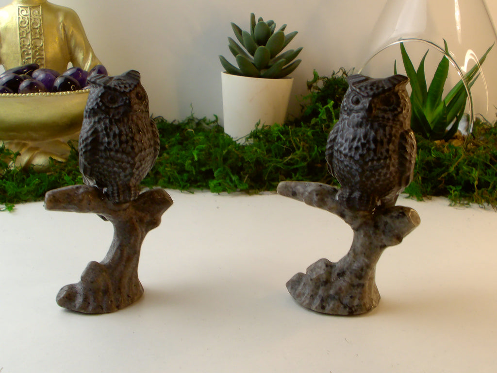 Eule auf Stand aus Obsidian und Yopperlite