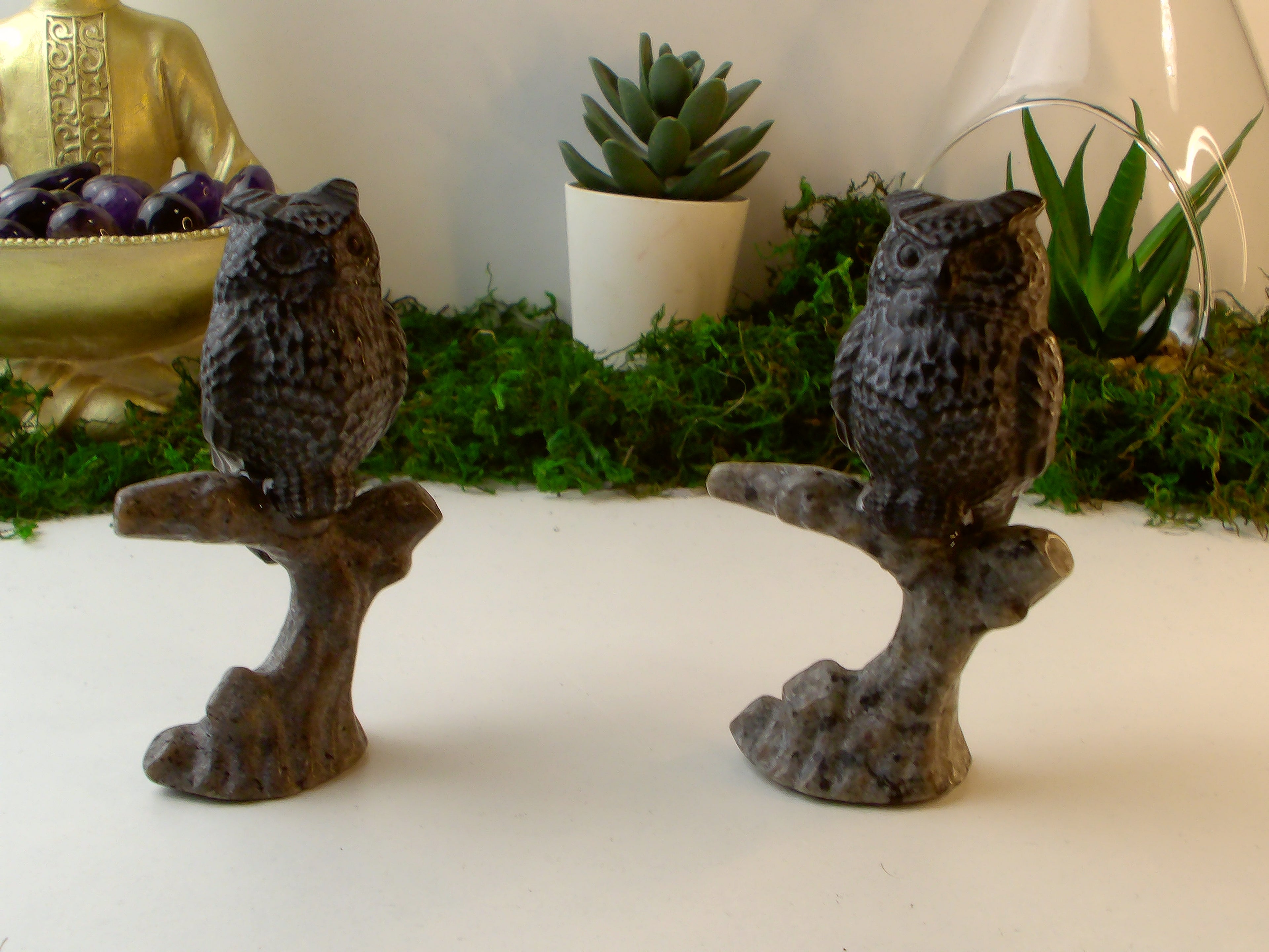 Eule auf Stand aus Obsidian und Yopperlite