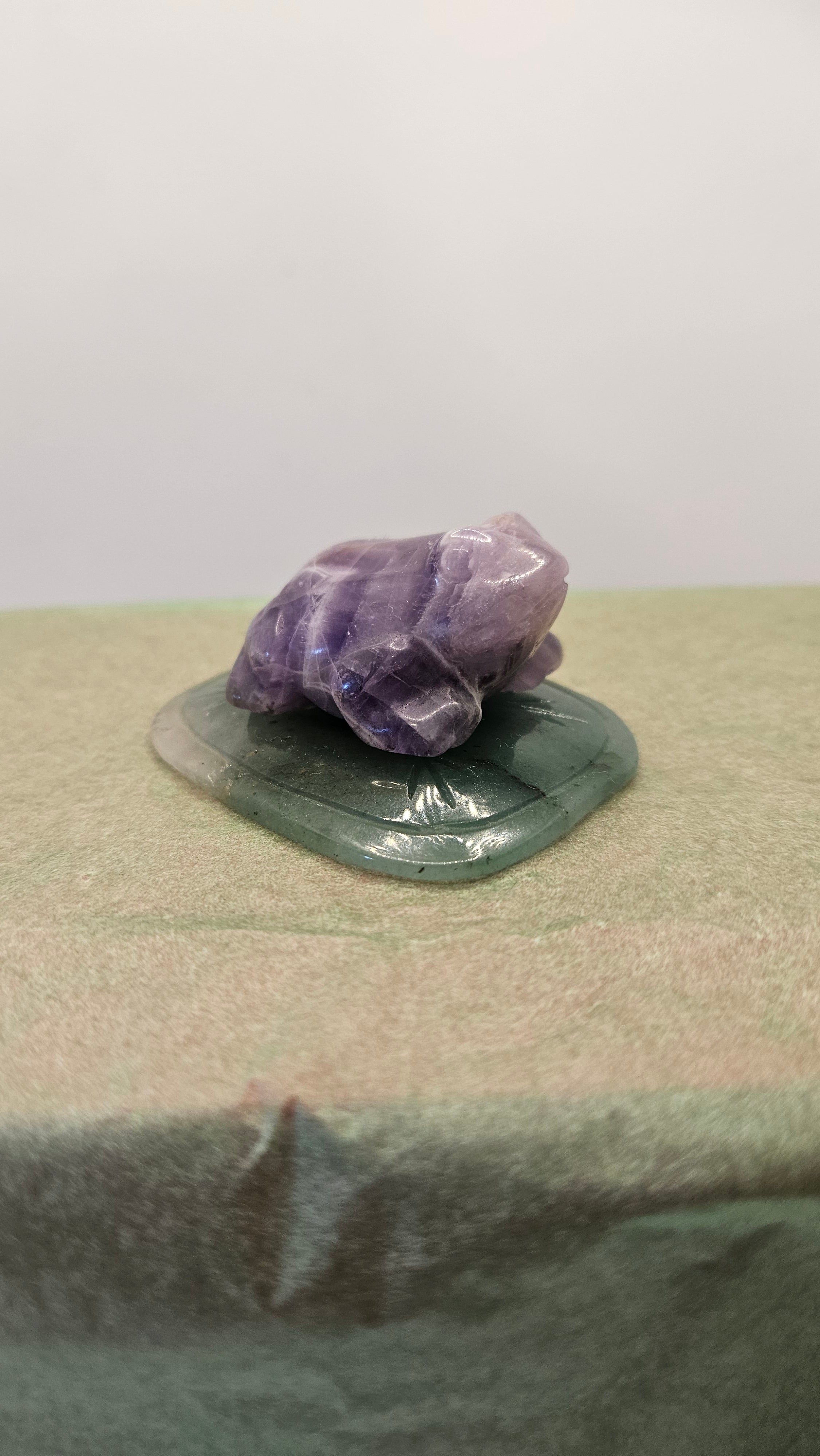 Amethyst Frosch auf Seerose