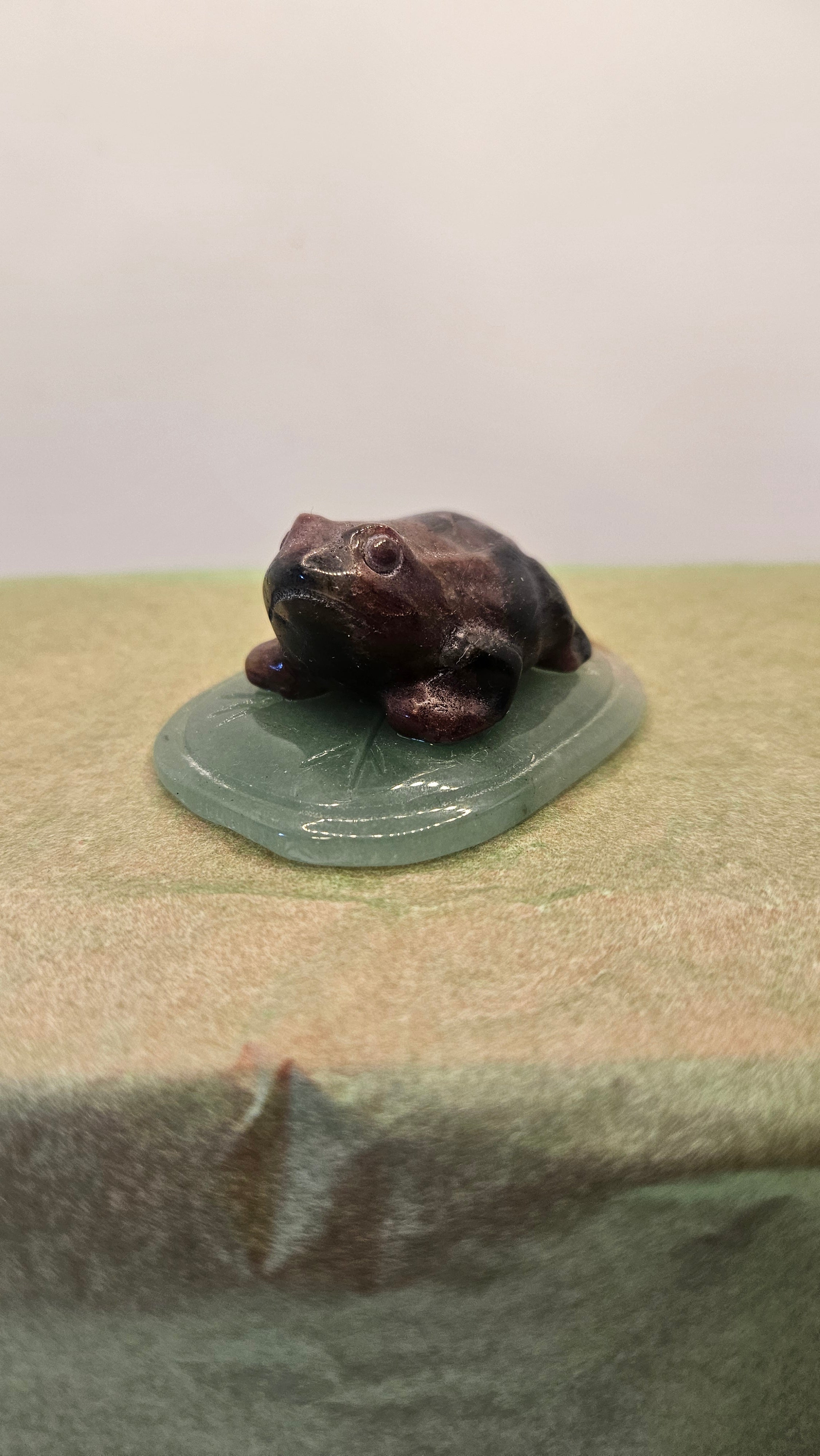 Almandin Granat Frosch auf Seerose