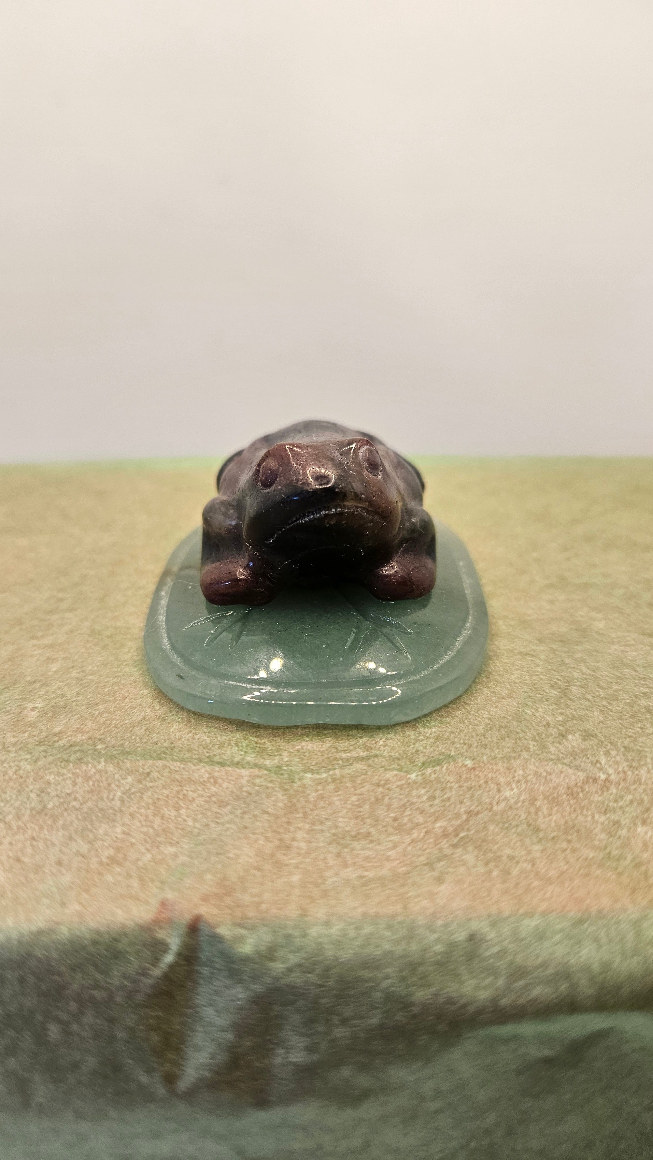 Almandin Granat Frosch auf Seerose
